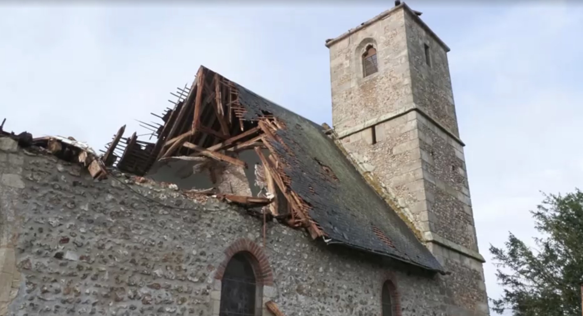 Teto de igreja do século XI na França desaba com tempestade, e prefeita se emociona: 'está devastada'