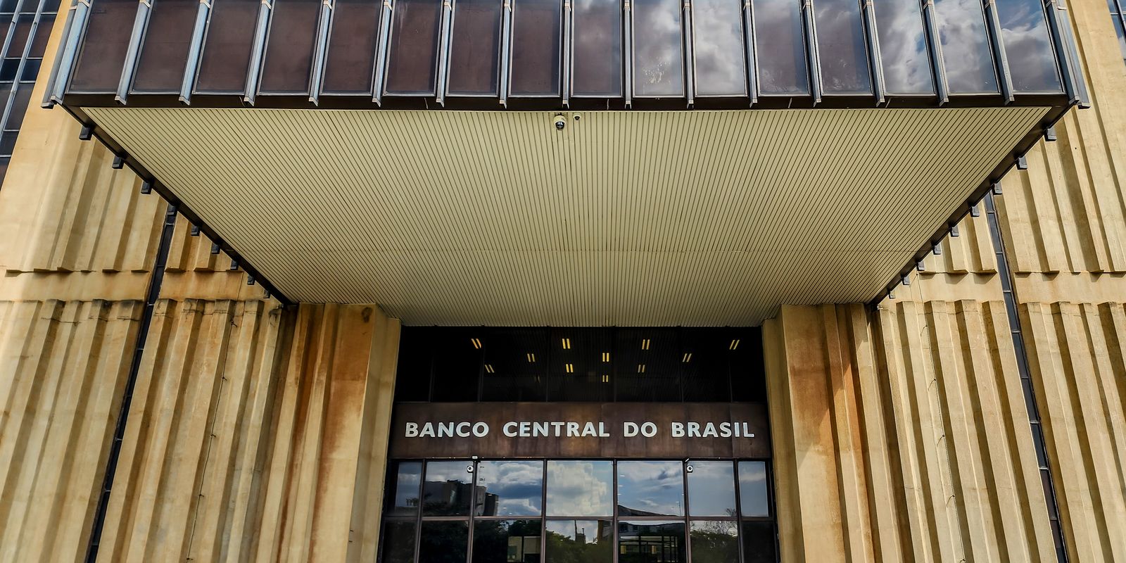 Relatório do BC prevê alta de  2,1% do PIB e queda da inflação em 2025