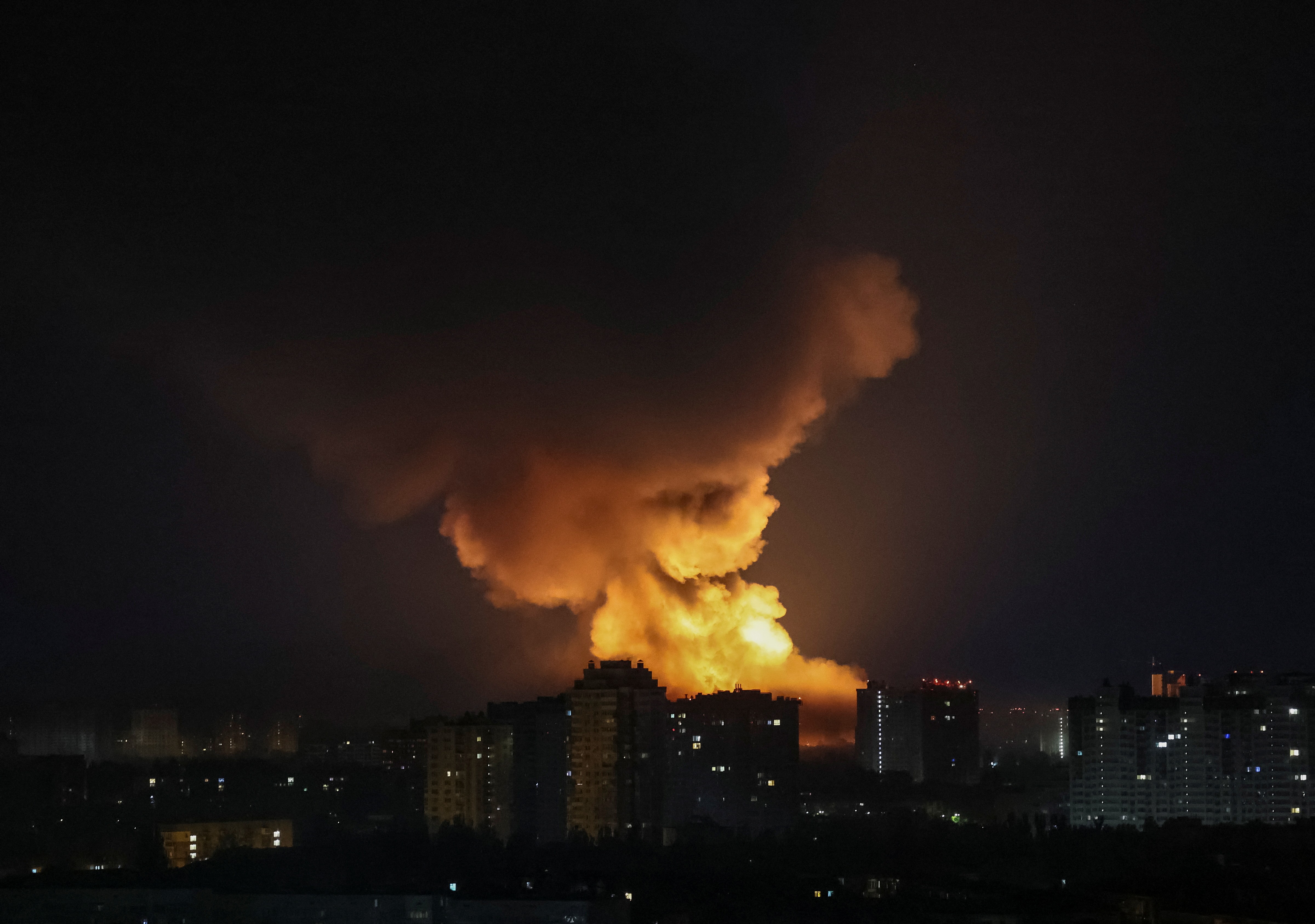 VÍDEO mostra momento em que drone russo atinge prédio de Kiev em ataque recorde desde o início da guerra