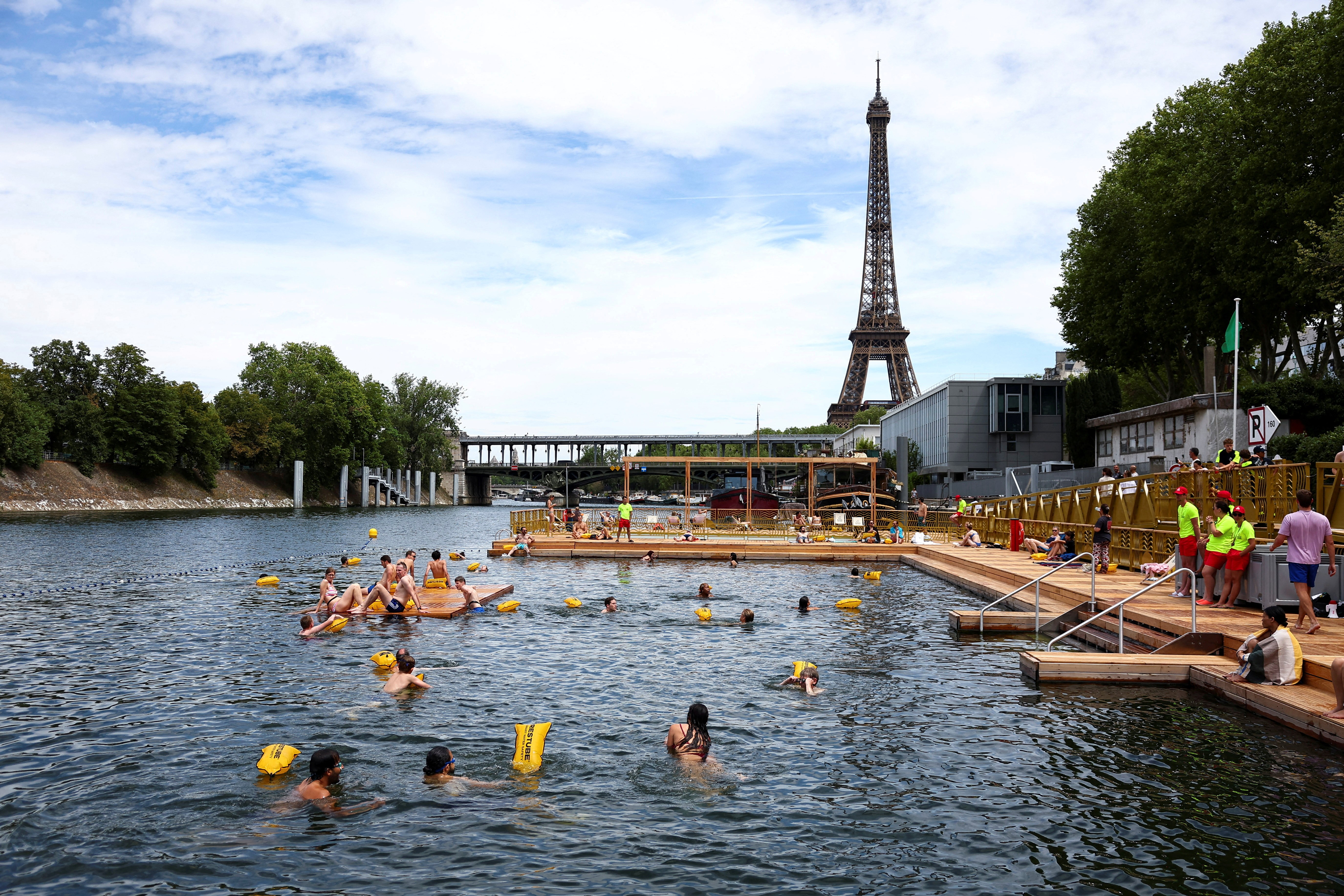 Banhistas mergulham no rio Sena, em Paris, reaberto para banho após 102 anos; veja IMAGENS