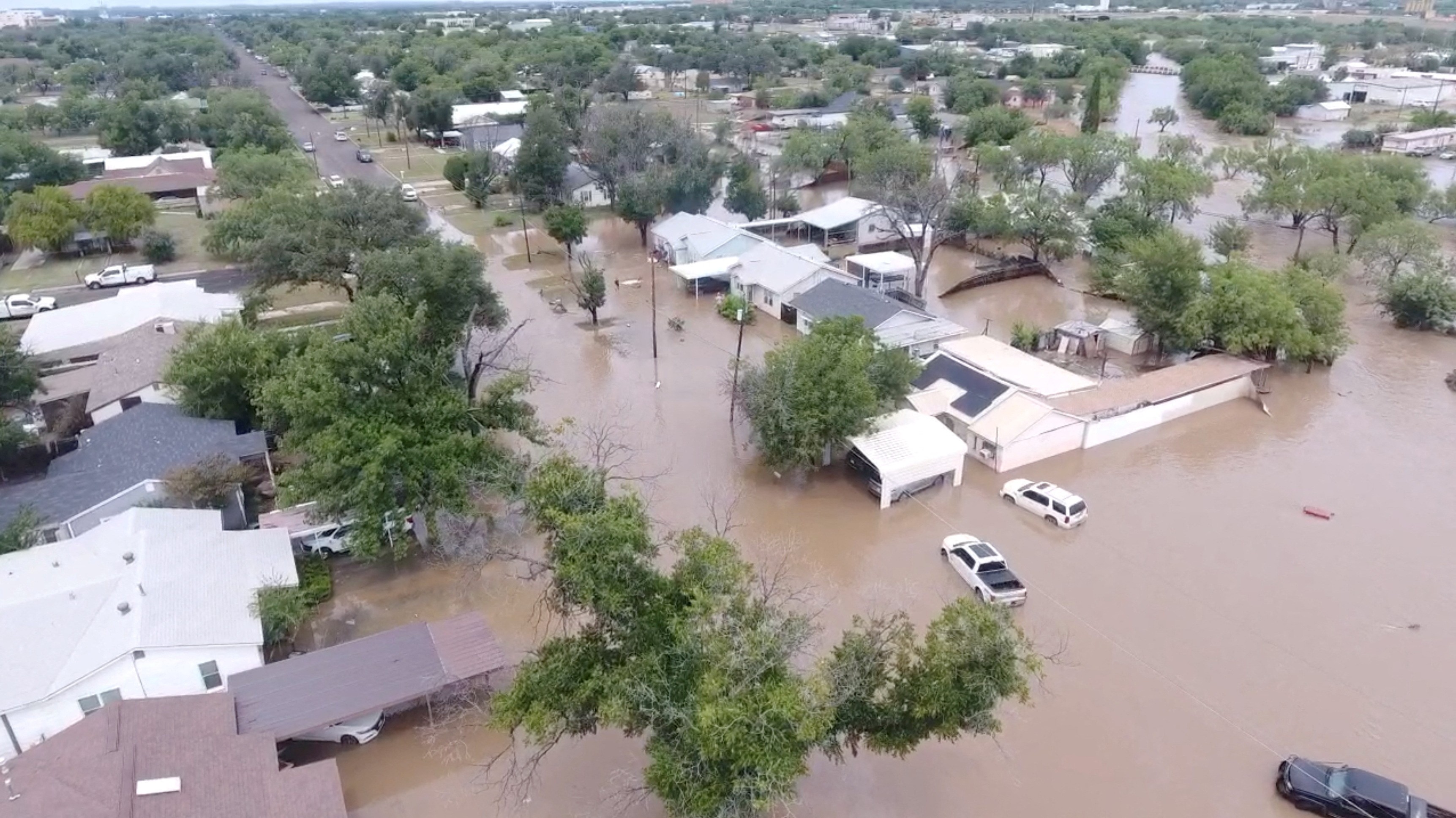 Governador do Texas promete resgatar todas as vítimas da enchente: 'Vamos parar quando o trabalho estiver concluído'
