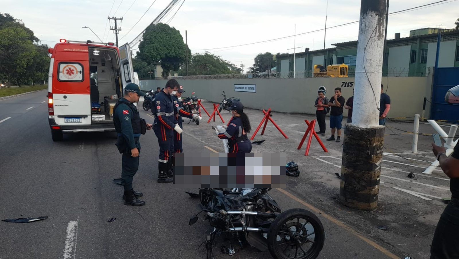 Mulher morre após colidir motocicleta com poste na avenida Pedro Álvares Cabral, em Belém