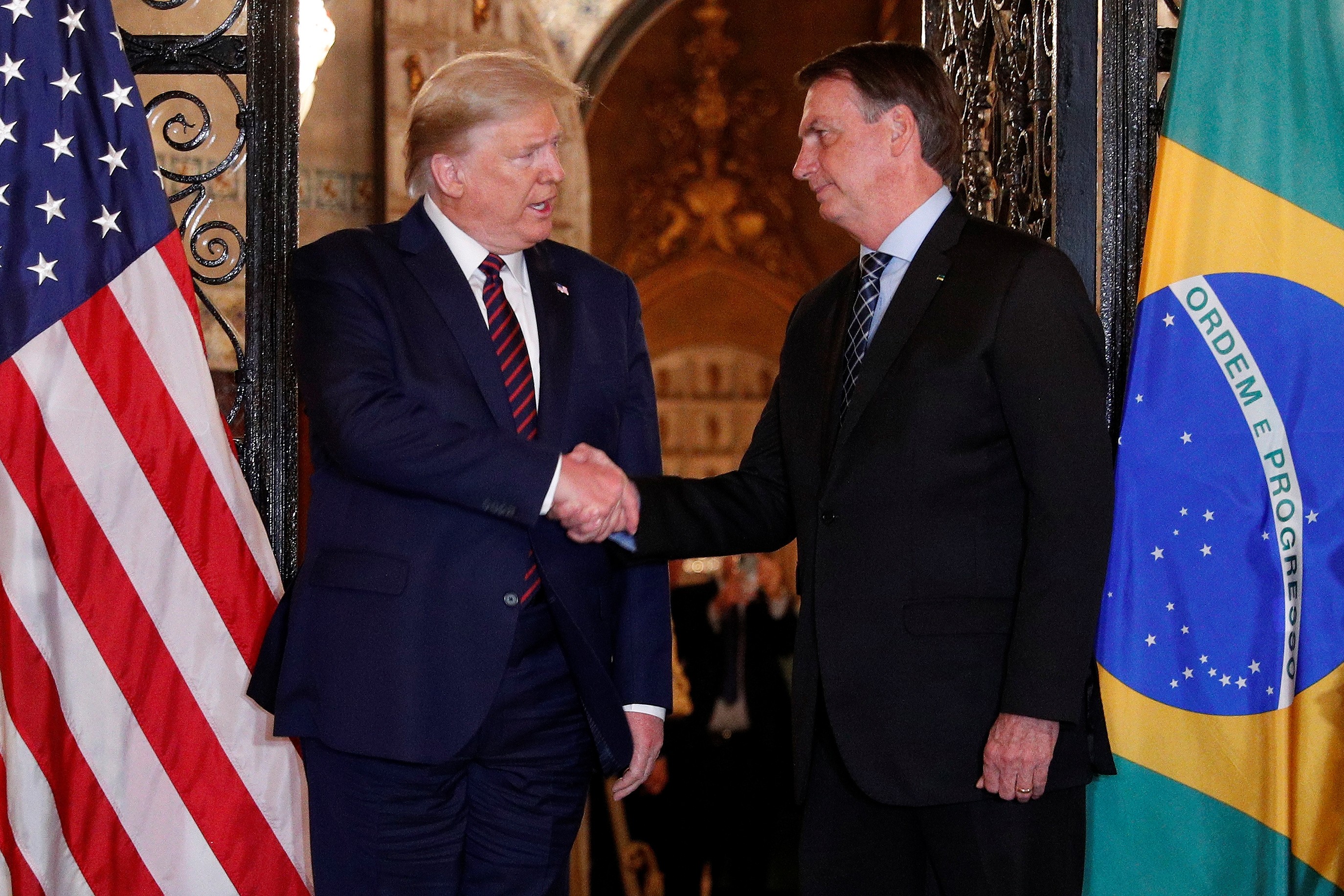 Trump faz post em defesa de Bolsonaro e pede para deixarem ex-presidente 'em paz'