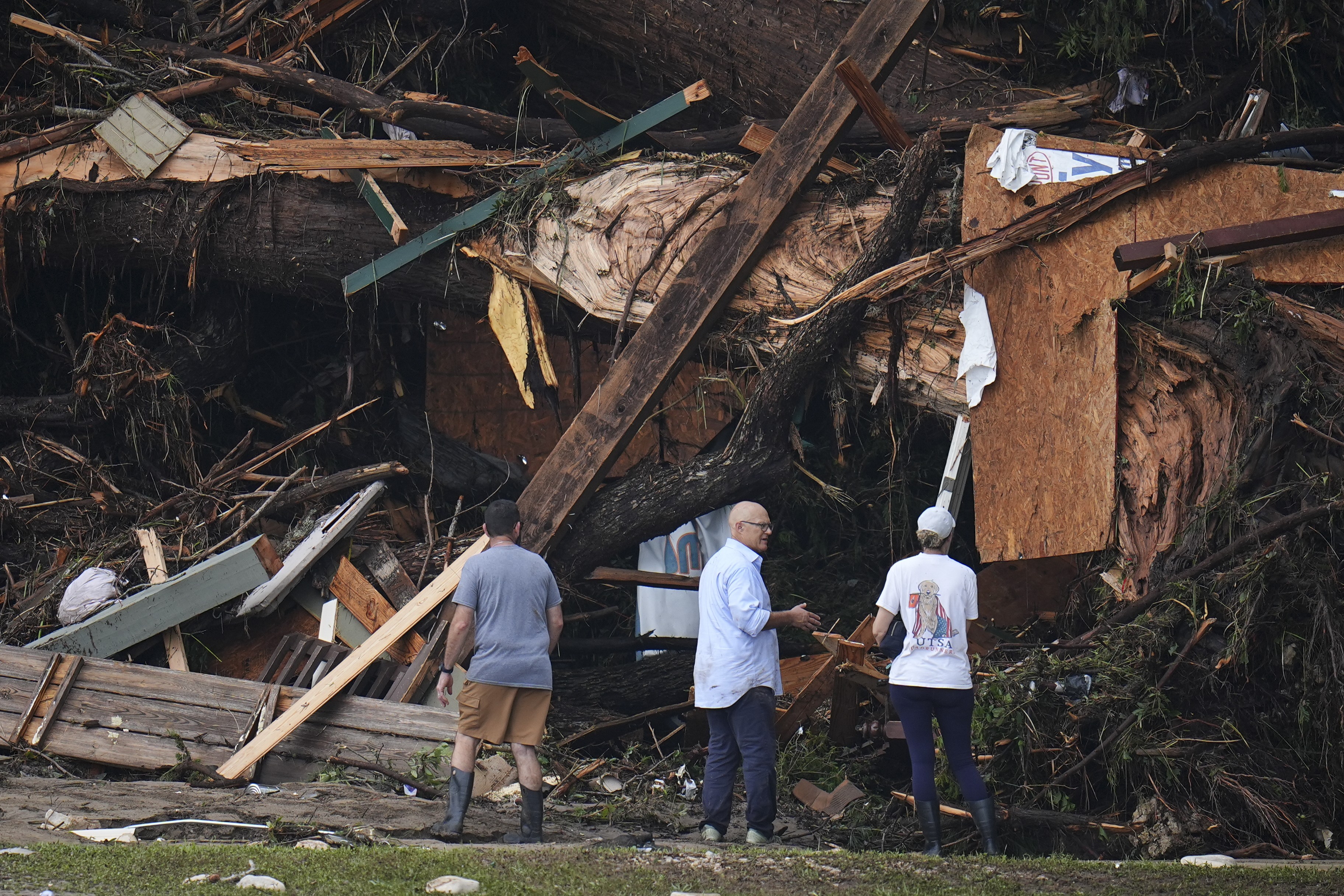 Número de mortes por enchentes no Texas chega a 91; buscas continuam em meio à previsão de mais chuva