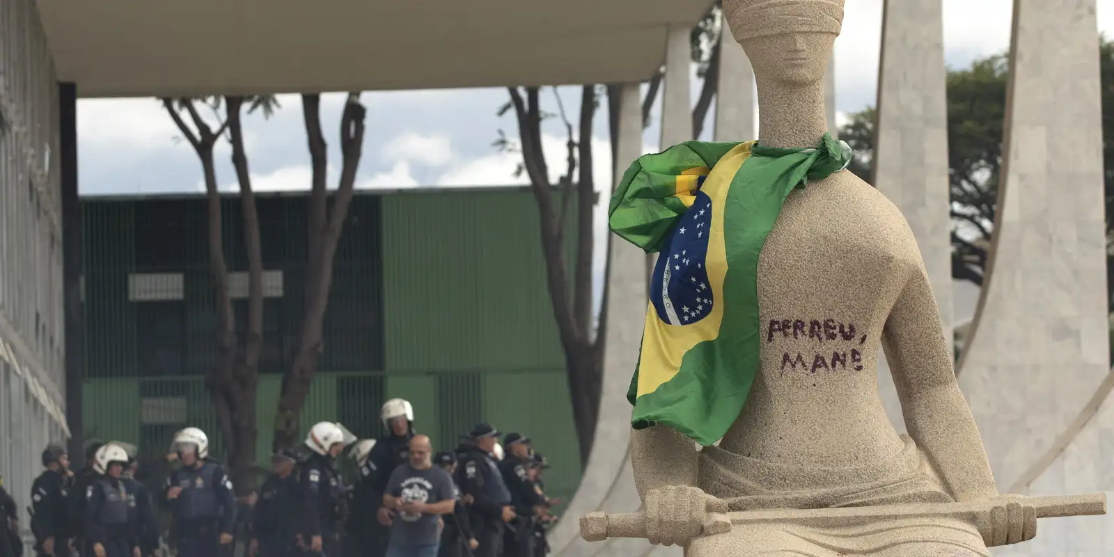 Moraes autoriza assistência religiosa para mulher que pichou estátua