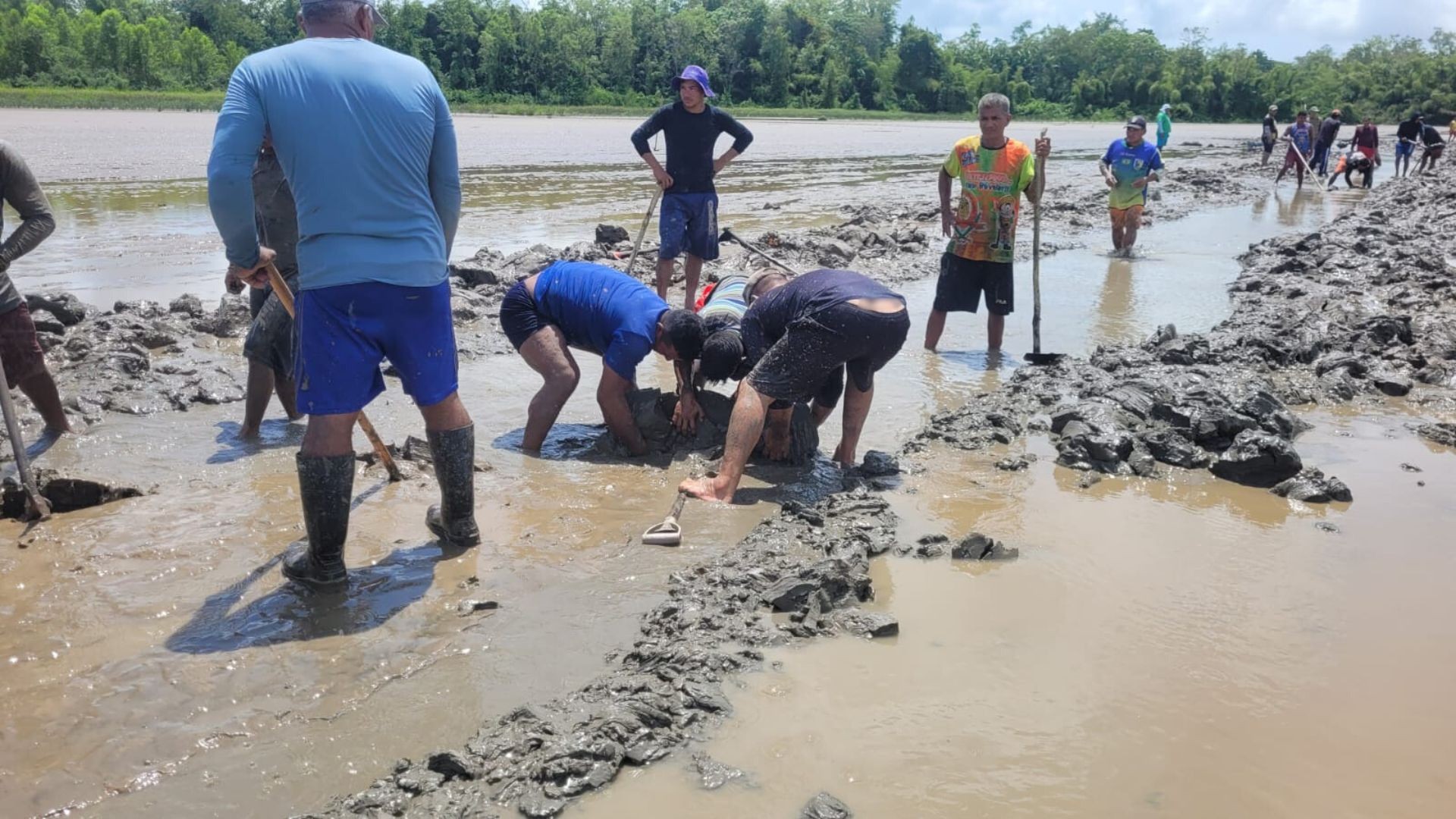 Máquinas para desobstrução de canal assoreado chegam ao arquipélago do Bailique, no Amapá