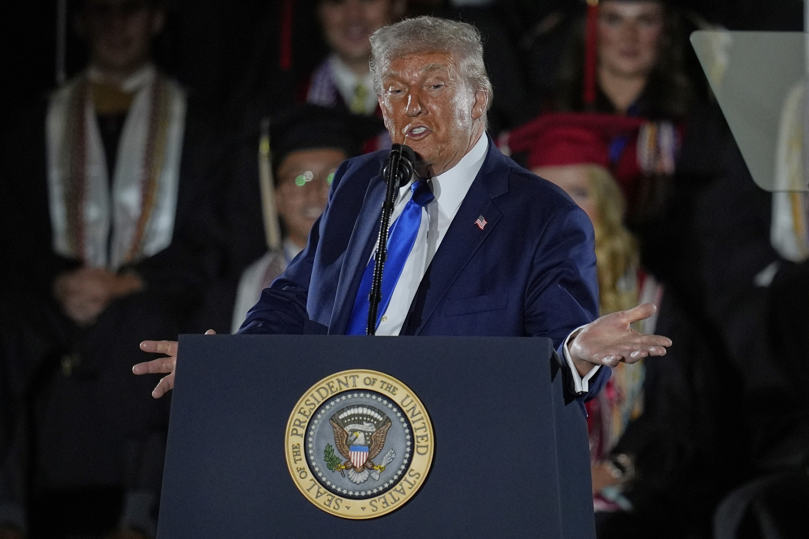 Trump diz que 'não sabe se deve respeitar' a Constituição dos EUA