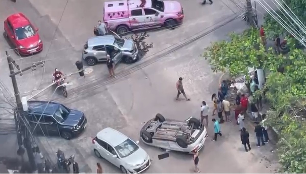 Carro capota após batida no bairro do Umarizal e criança fica ferida, em Belém