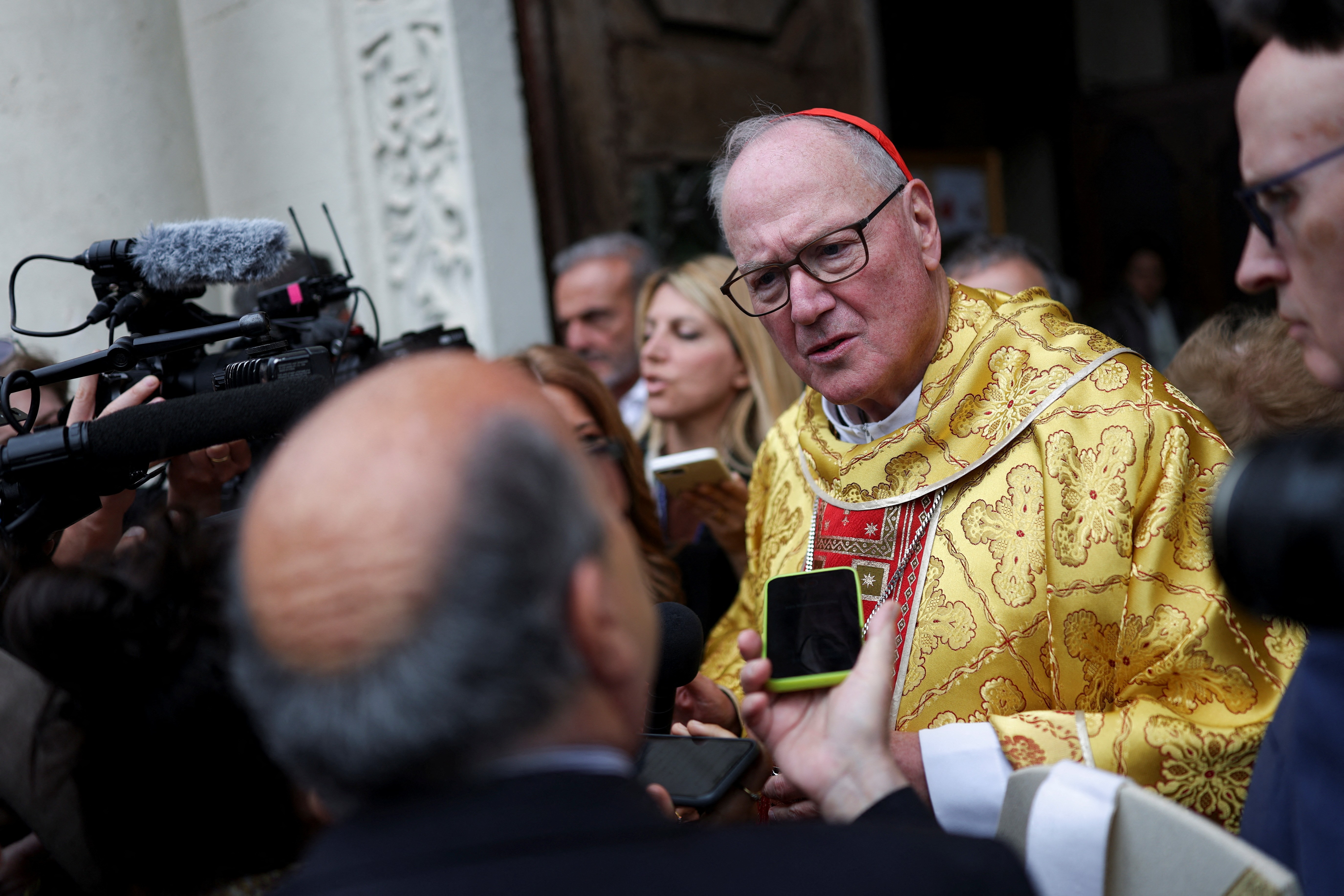 Candidato de Trump a papa, cardeal de Nova York tenta se distanciar dele às vésperas do conclave