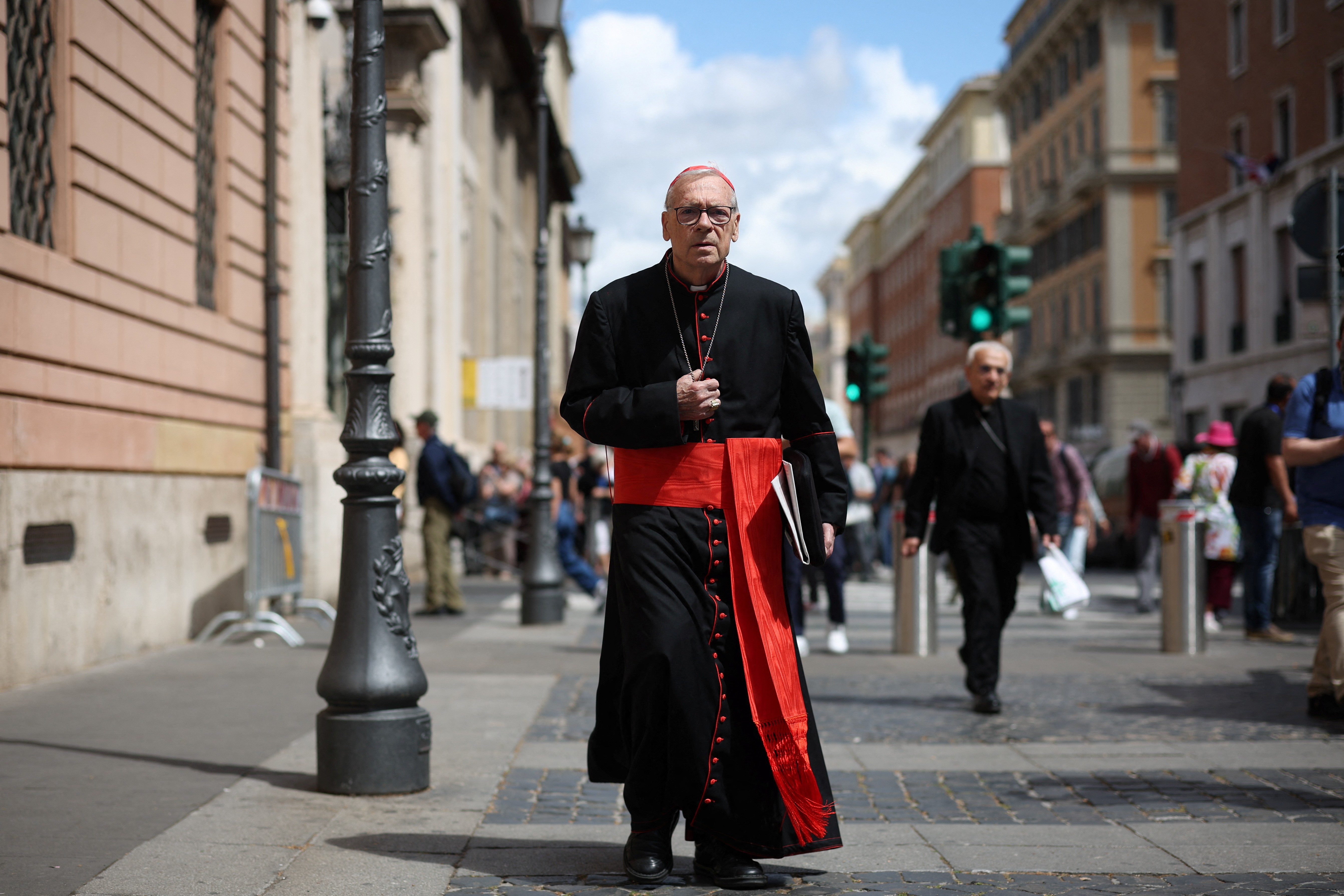'Rezem por nós': cardeais fazem última reunião antes do conclave