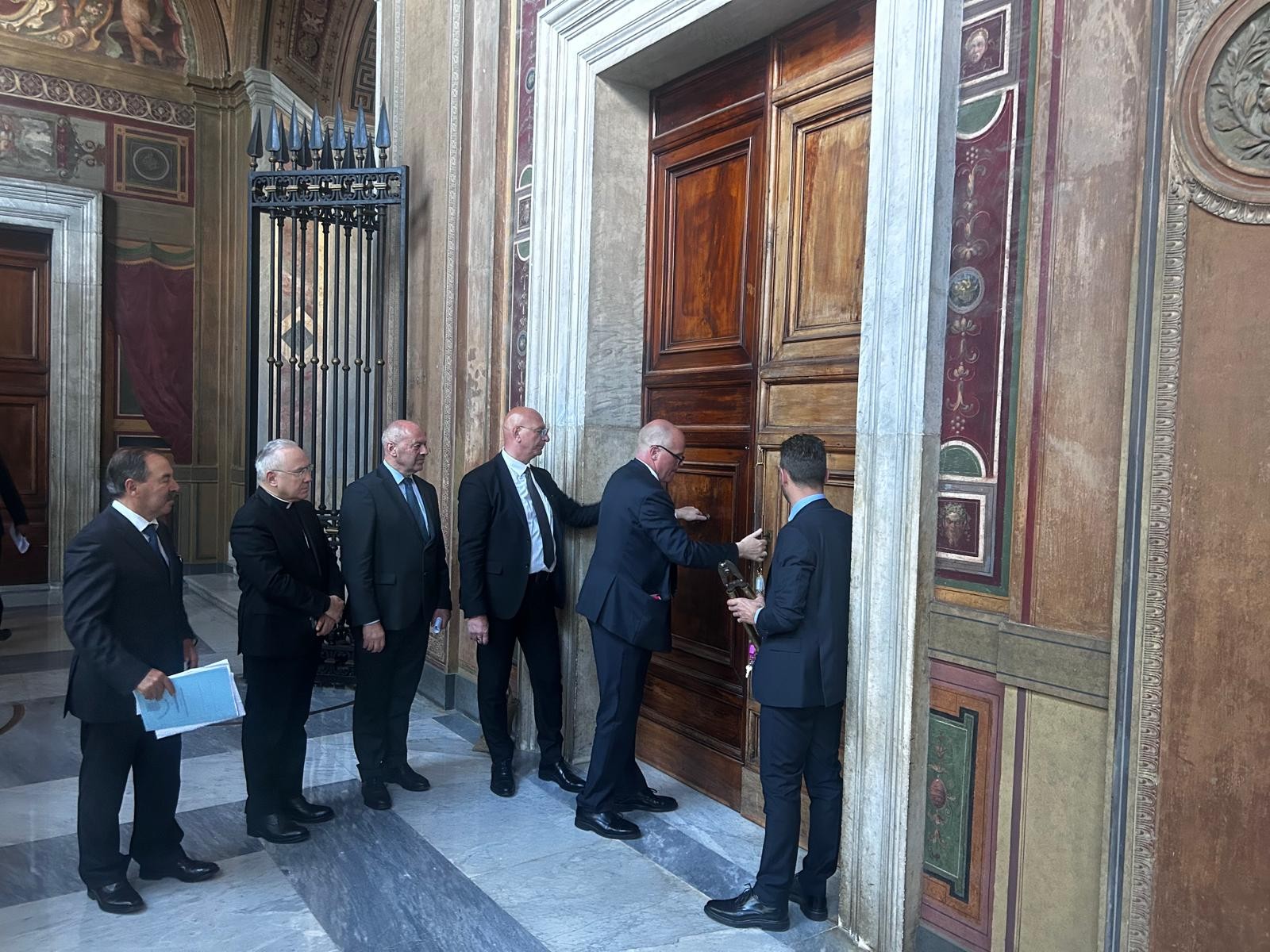 Na véspera do conclave, autoridades do Vaticano fecham e selam as entradas do Palácio Apostólico, onde fica a Capela Sistina; FOTOS
