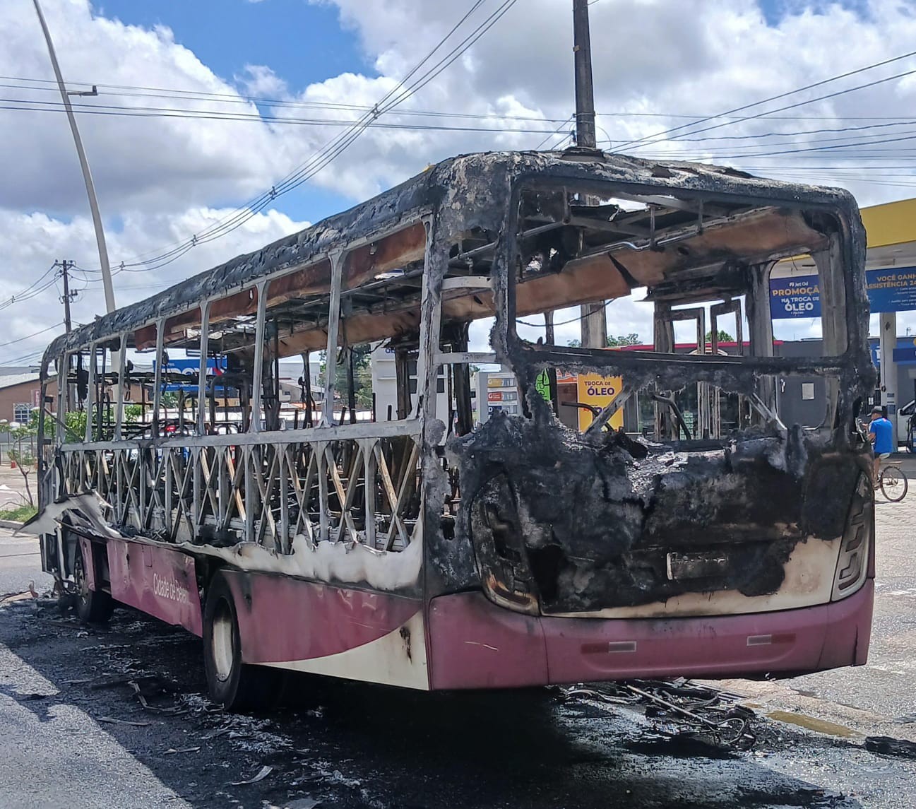 Ônibus pega fogo na avenida Augusto Montenegro e assusta passageiros em Belém