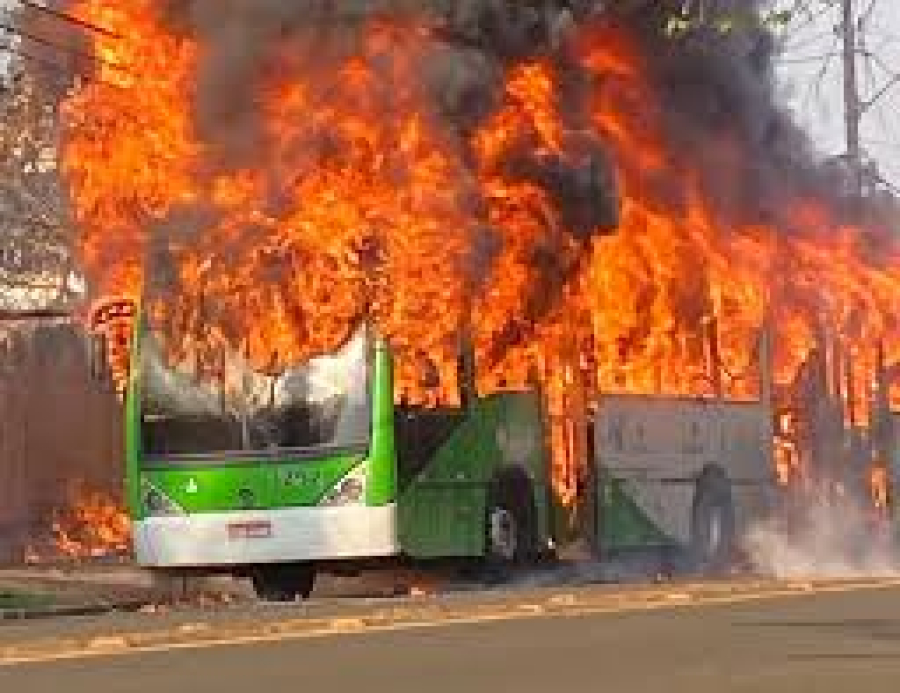 Ônibus pega fogo em frente a posto de gasolina, na Avenida Augusto Montenegro, em Belém