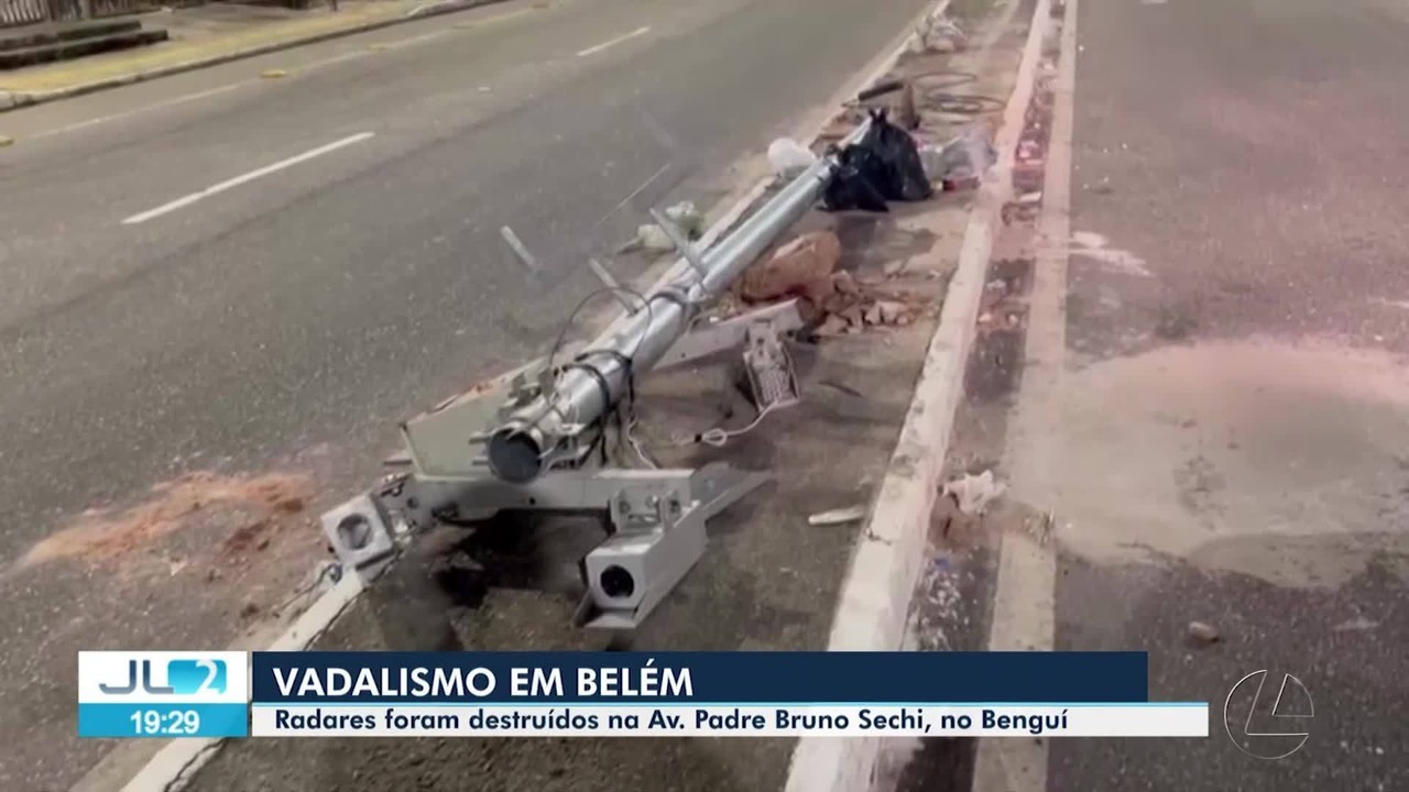 Moradores flagram homens destruindo radar de trânsito a metros de distância de delegacia em Belém