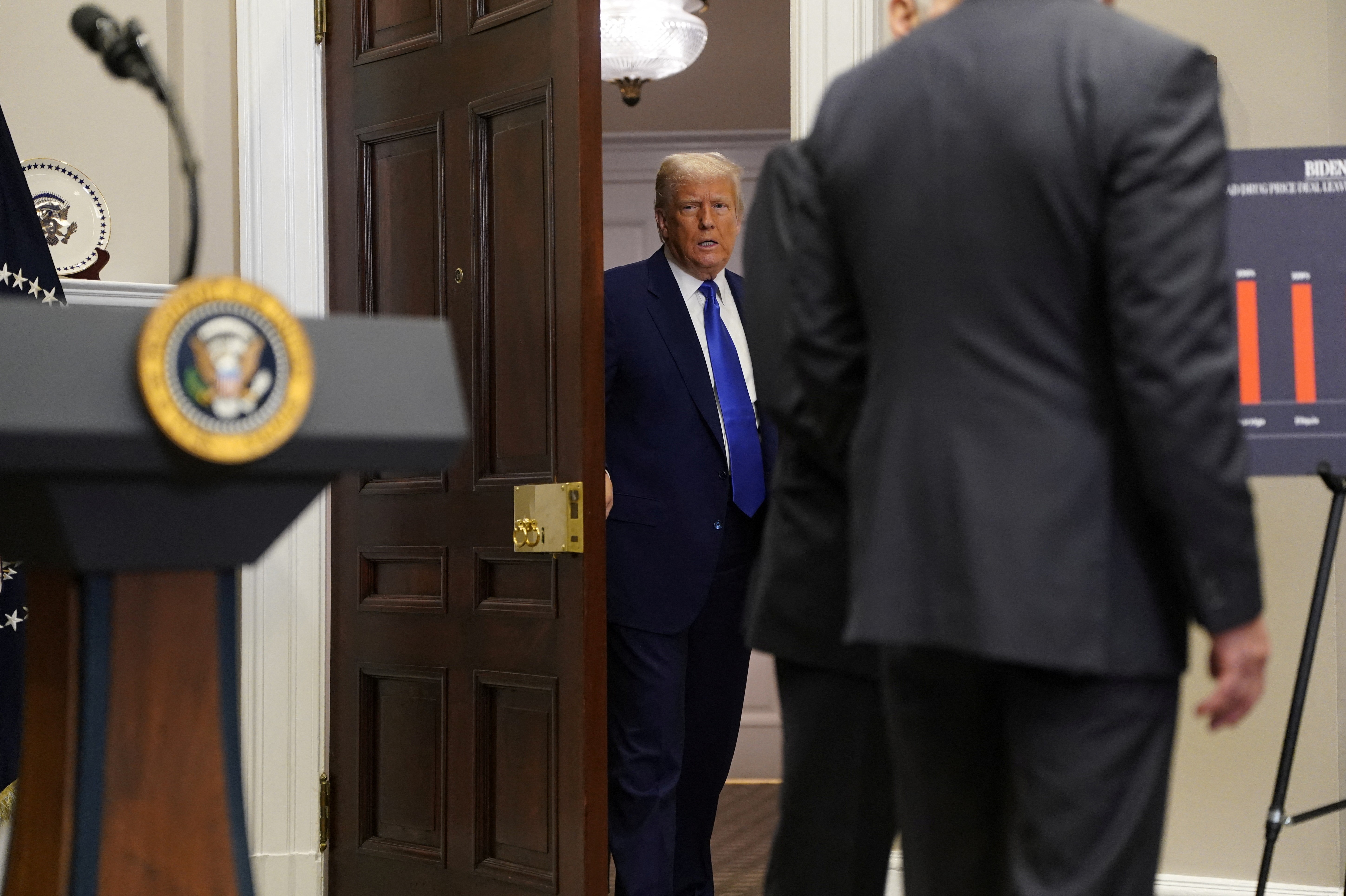 Trump assina decreto para baixar preço de medicamentos nos EUA