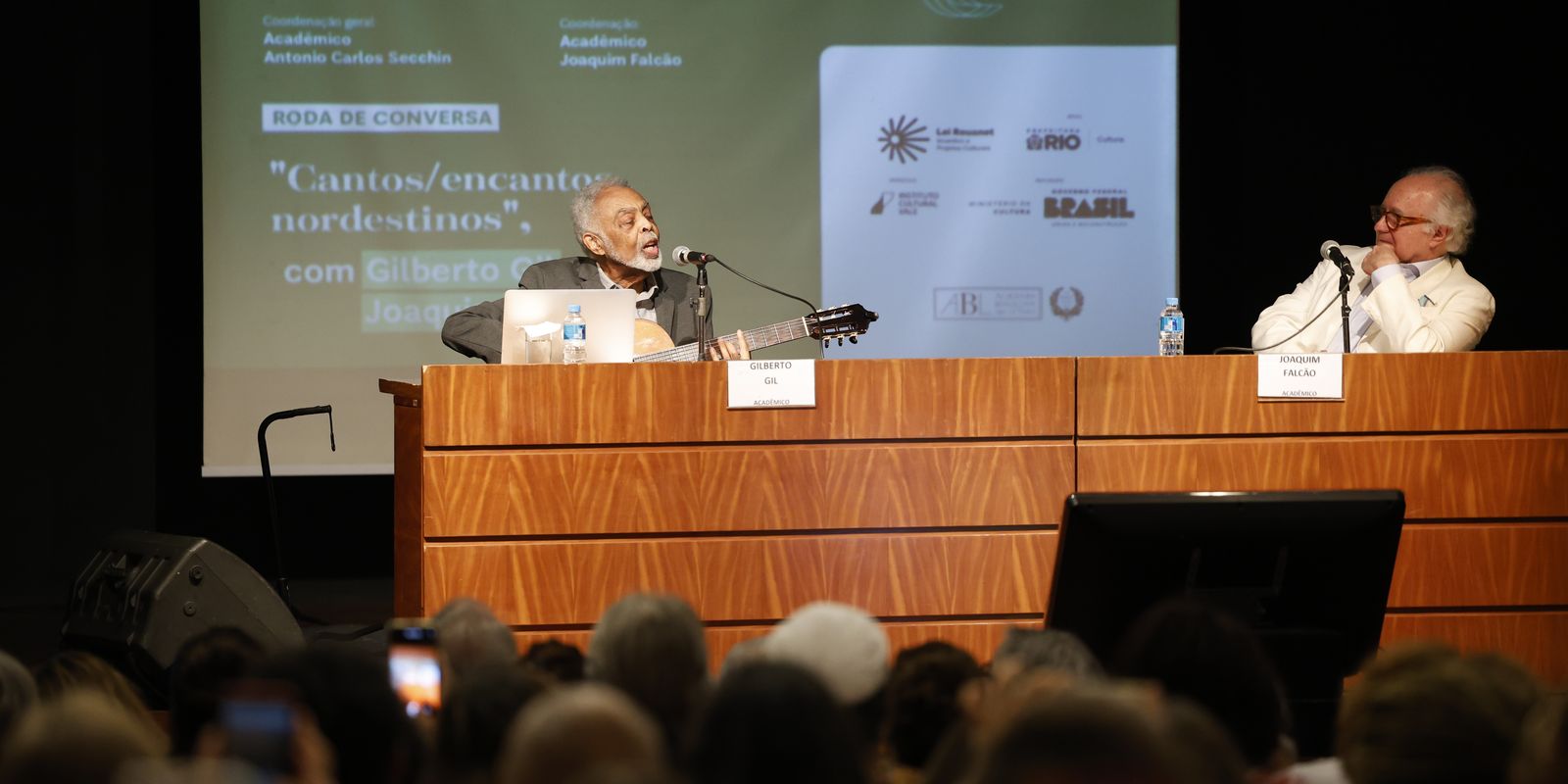Encontro sobre Suassuna transforma-se em show de Gilberto Gil na ABL