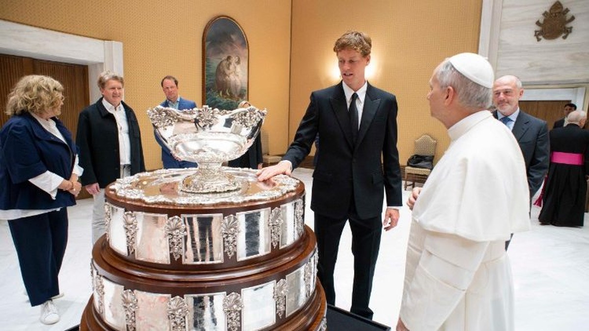 Papa Leão XIV recebe tenista italiano no Vaticano: 'quer jogar um pouco?'