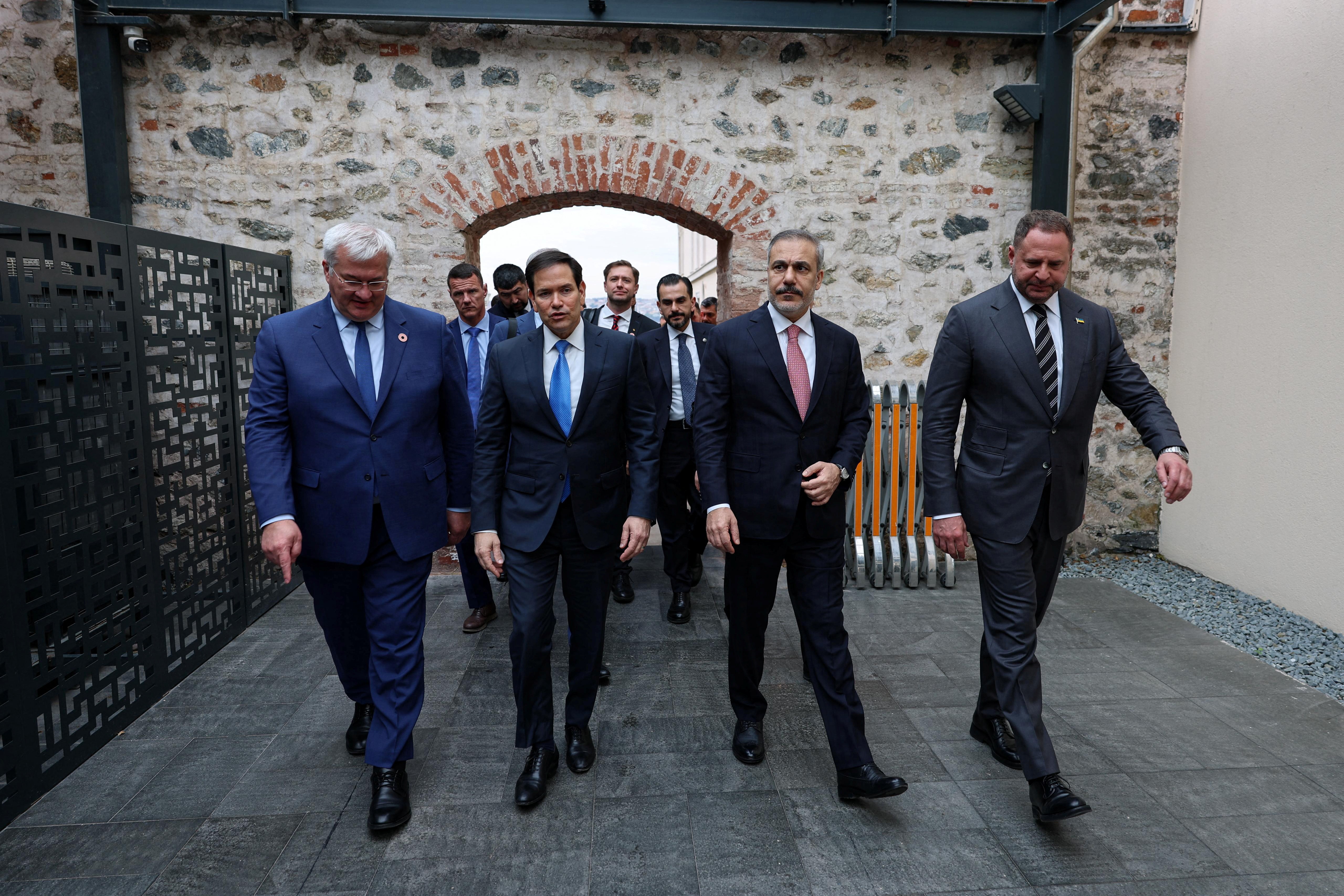 Trump diz que falará com Putin e Zelensky na segunda