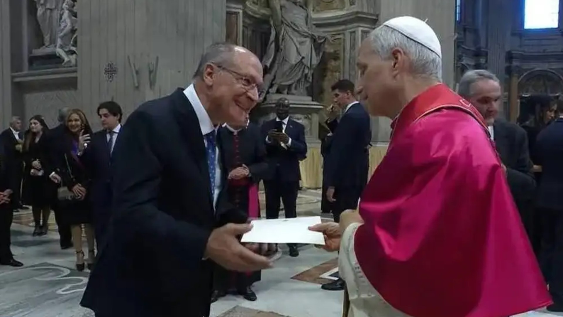 Alckmin entrega convite para papa Leão XIV vir ao Brasil durante a COP 30 em Belém