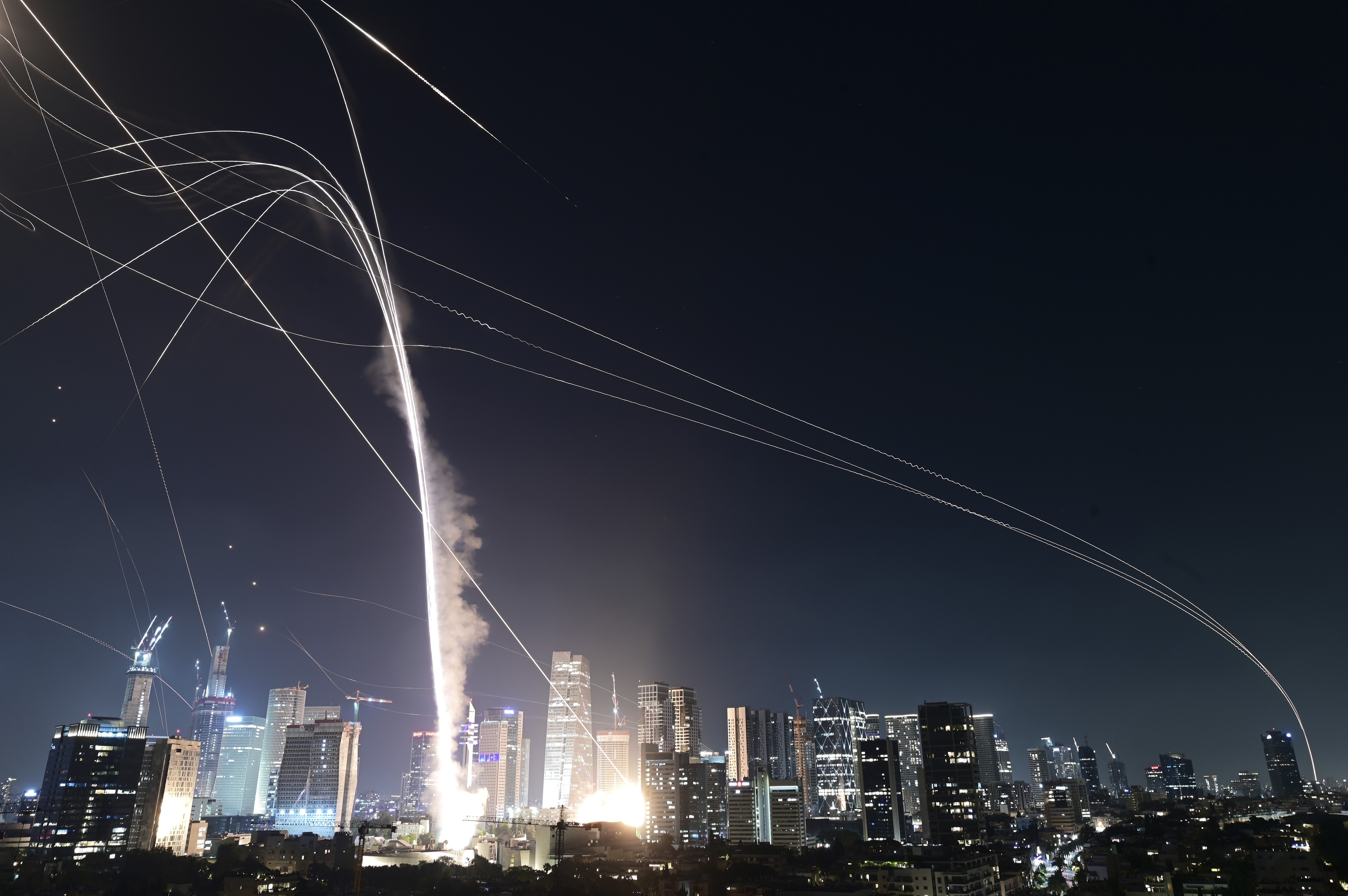 É #FAKE que imagem mostre ataque aéreo do Irã em Tel Aviv; foto é de bombardeio israelense de 2009 em Gaza