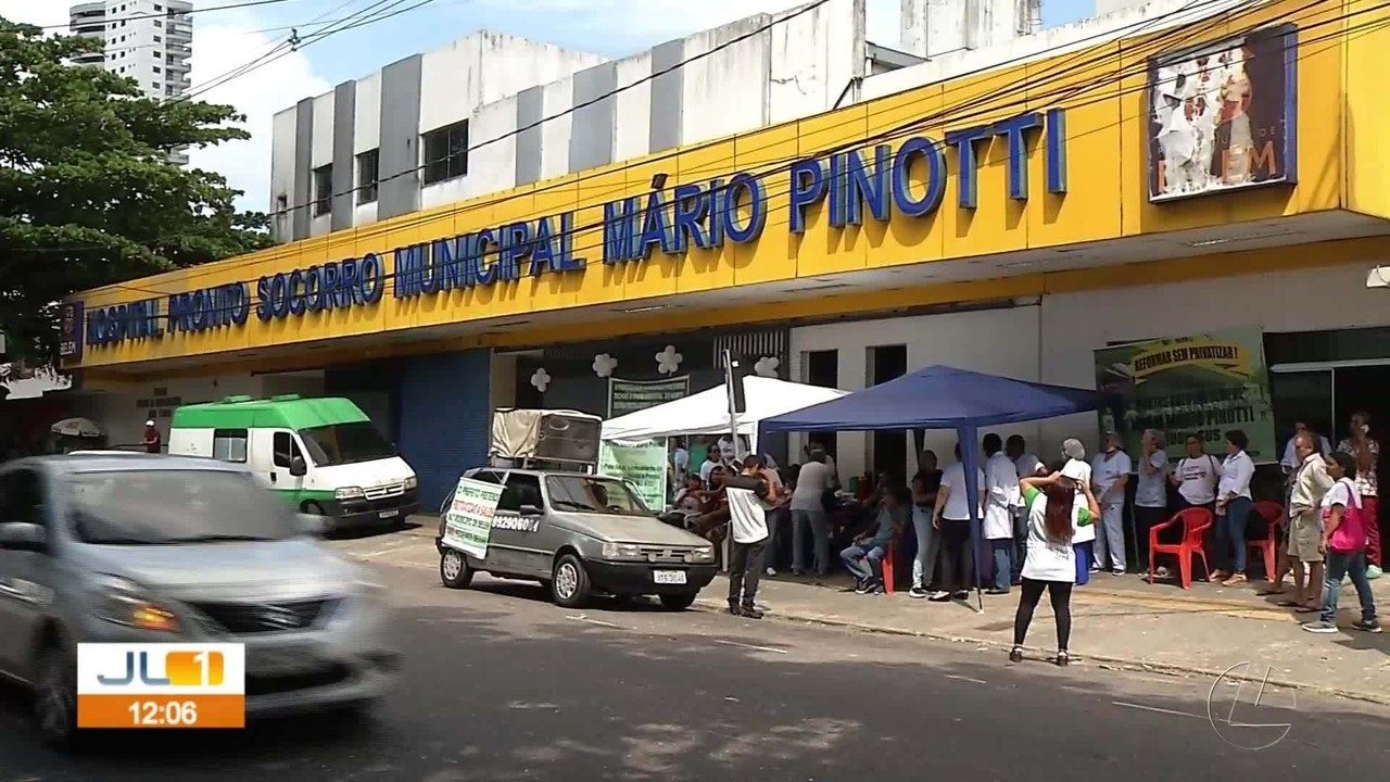 Servidores da saúde protestam em frente ao 'PSM da 14', em Belém