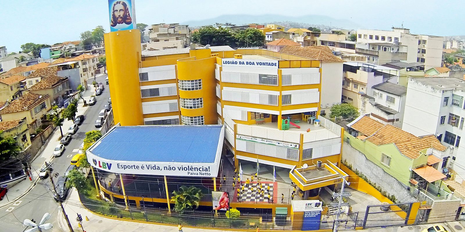 Menina de 13 anos é baleada em escola na zona norte do Rio