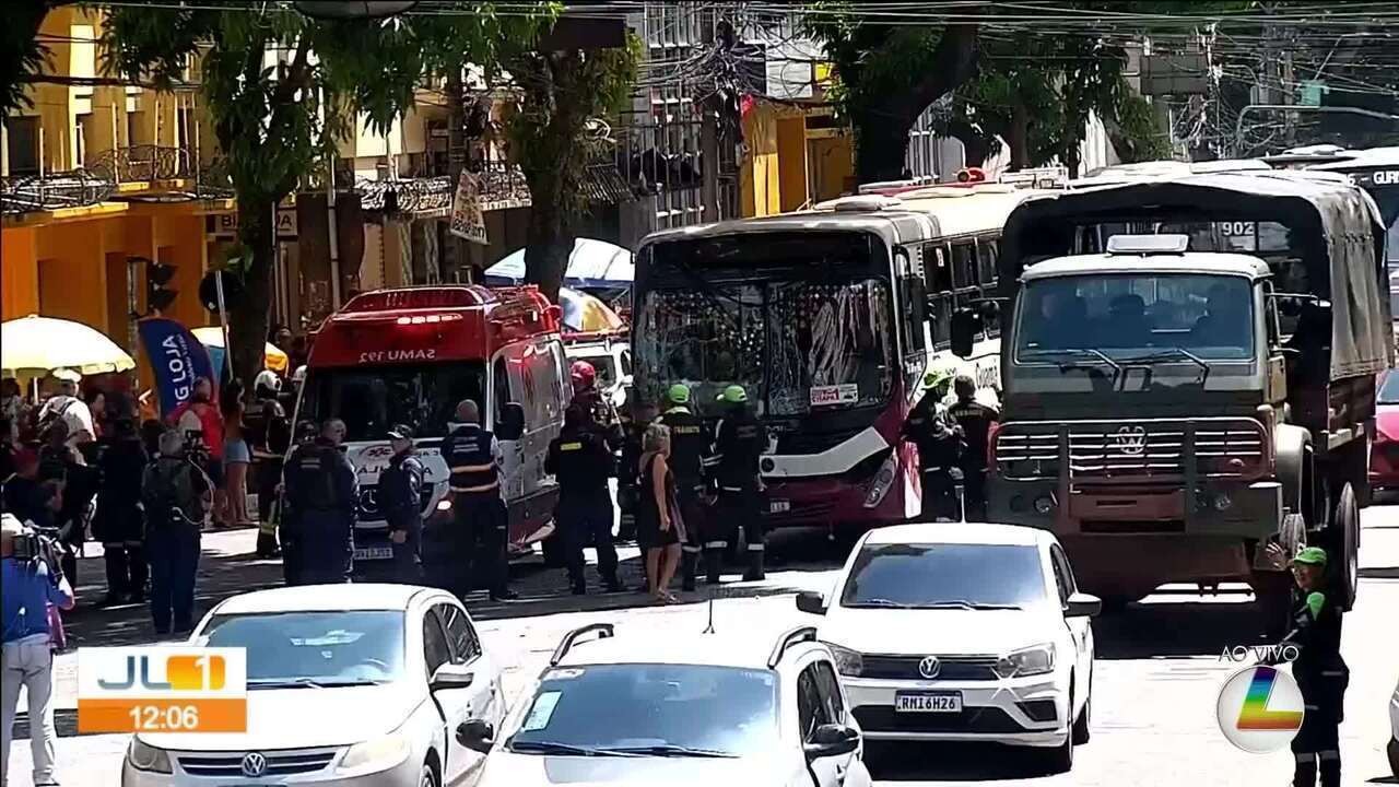 Acidente com três ônibus deixa passageiros feridos em Belém
